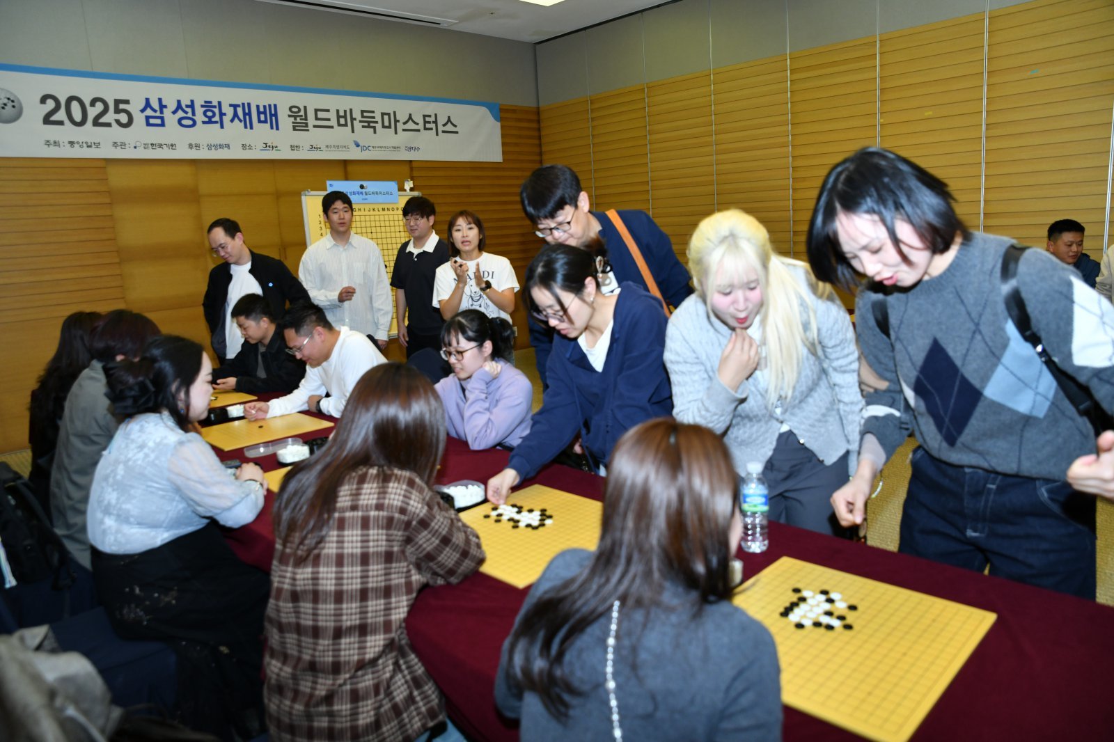 이날 바둑에 입문한 중국인 관광객들이 서로 바둑을 두며 즐거워하는 모습