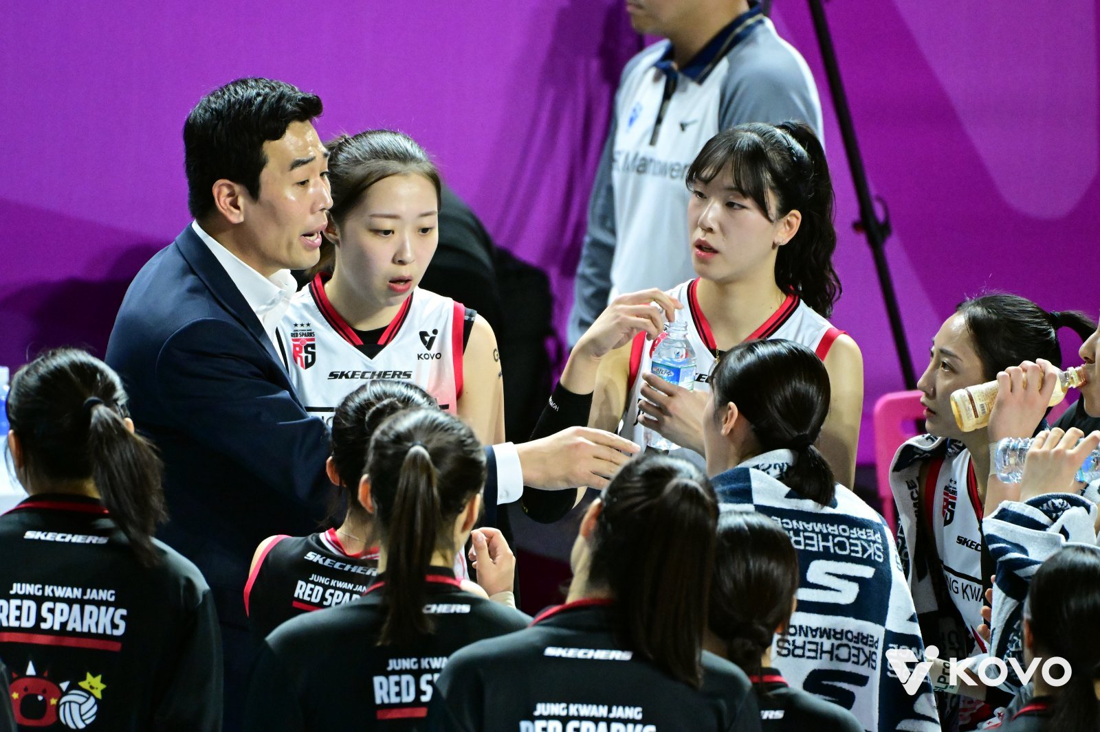 고희진 정관장 감독(왼쪽)은 16일 인천삼산월드체육관에서 벌어진 흥국생명과 V리그 여자부 2라운드 원정경기에서 세트스코어 0-3으로 패했지만 표정이 어둡지 않았다. 다만 누가 코트에 들어와도 상대를 괴롭힐 줄 알아야 한다는 점을 재차 강조했다. 사진제공│KOVO