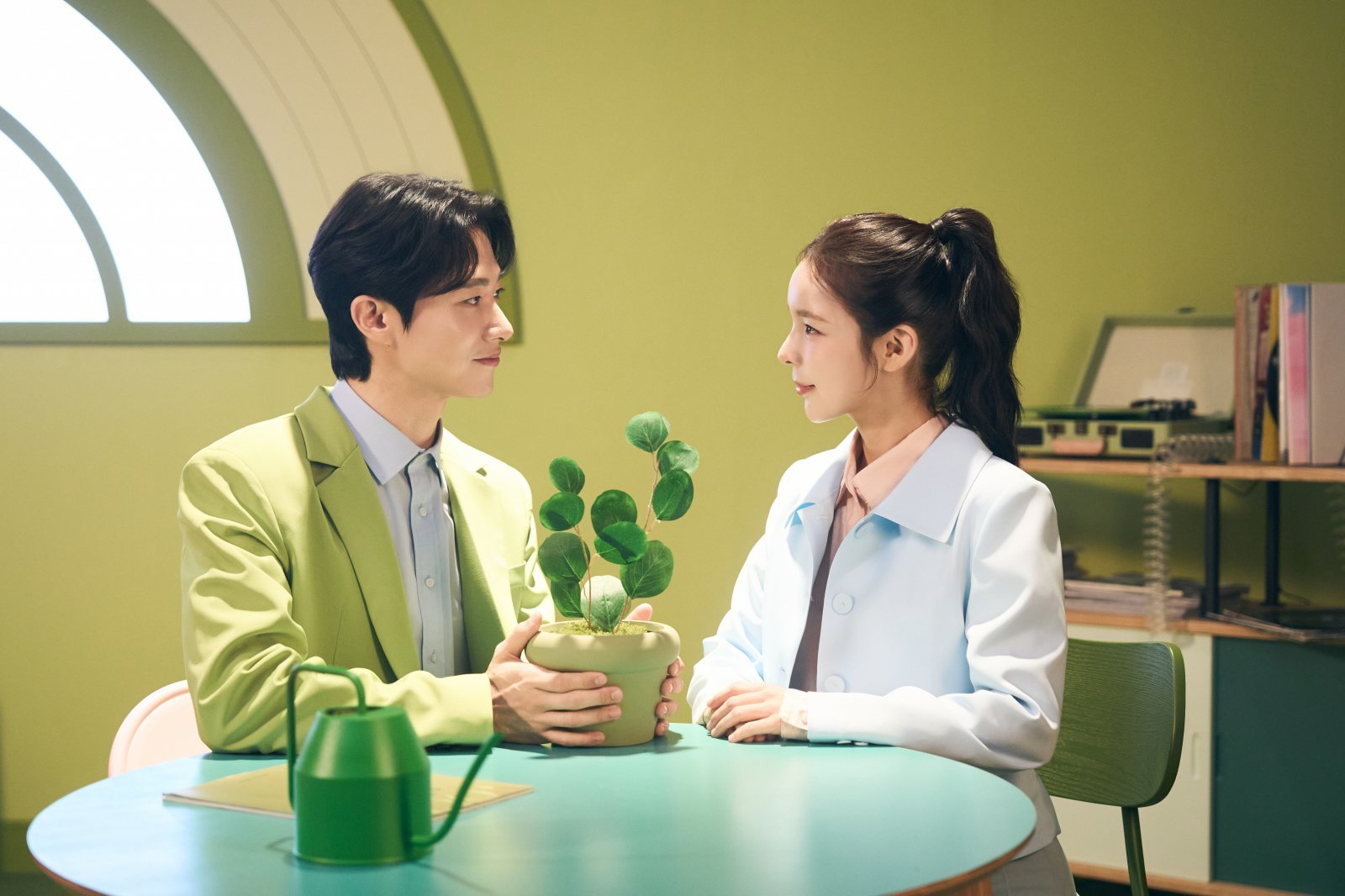 뮤지컬 ‘어쩌면 해피엔딩’에서 헬퍼봇 올리버를 연기한 신성민(왼쪽)과 클레어 역의 박진주. 두 로봇의 사랑을 따뜻하게 그려냈다. 사진제공|NHN링크