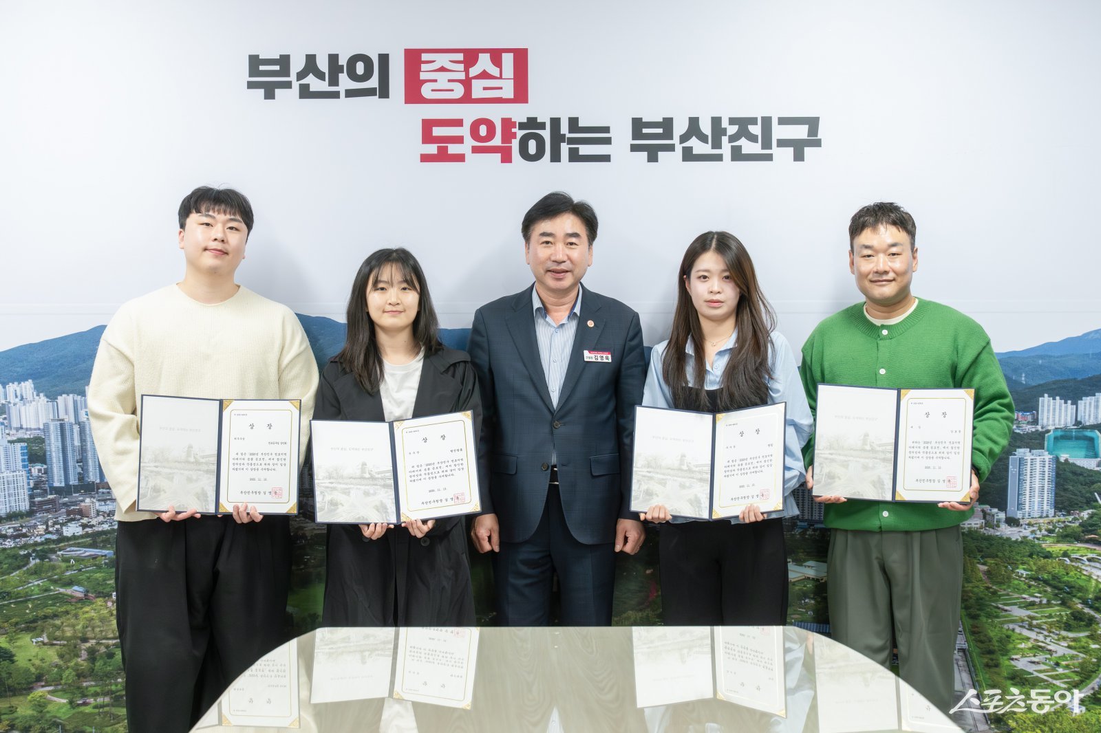 김영욱 구청장(가운데)이 지난 13일 ‘전포지역 카페거리 숏폼 공모전’ 우수작 시상식 후 수상자들과 기념촬영을 하고 있다. (사진제공=부신진구)