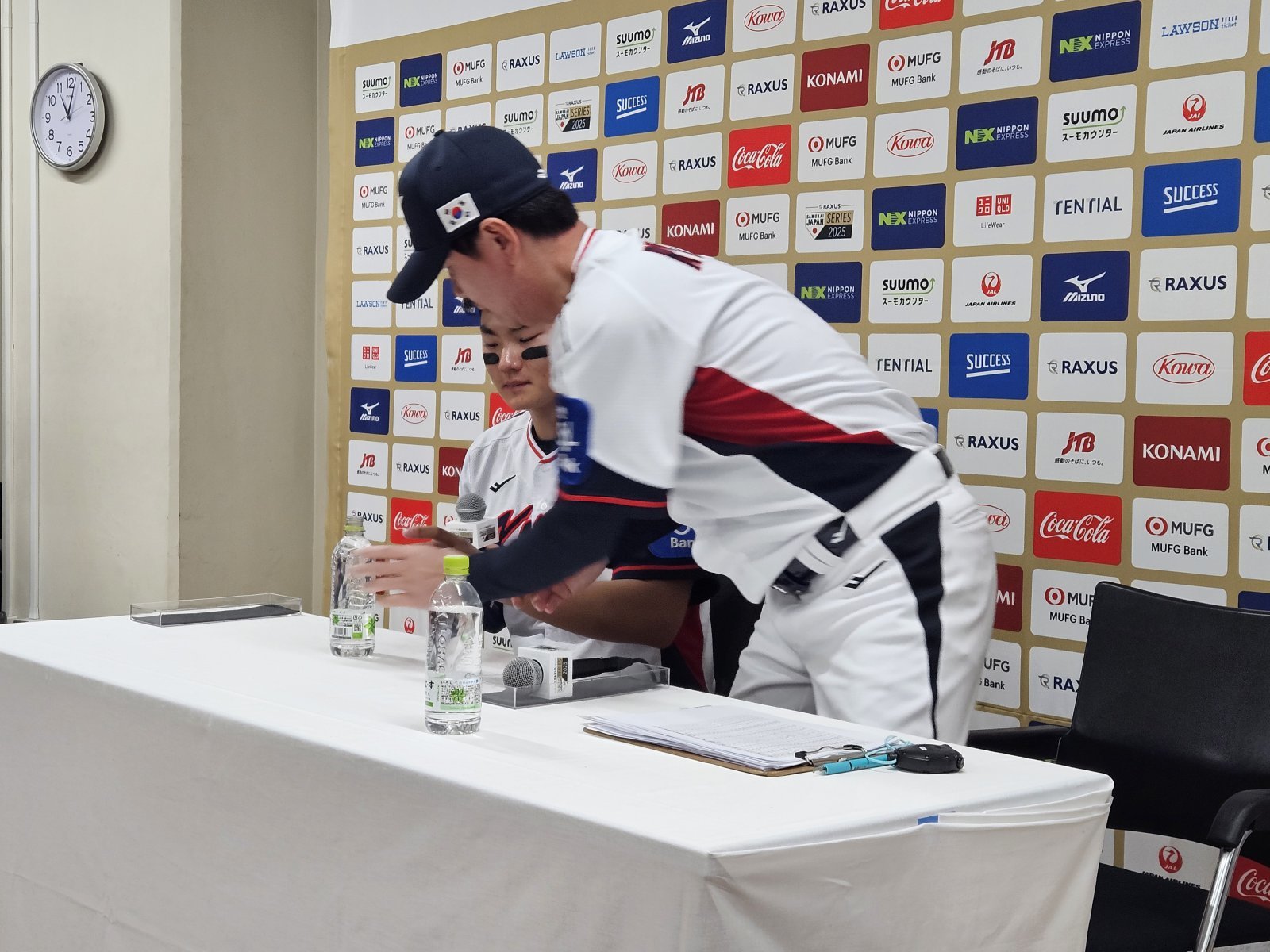 김주원은 ‘K-베이스볼 시리즈’ 기간 외조부상을 당했다. 아픔을 참고 뛰는 투혼을 발휘한 그는 모든 일정이 끝난 이후 참았던 눈물을 터트렸다. 류지현 감독(오른쪽)이 슬픔에 잠긴 김주원을 위해 물을 건네고 있다. 사진제공｜KBO