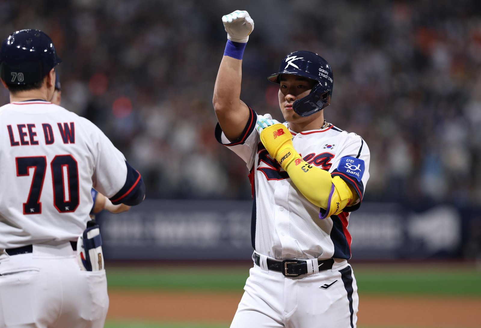 안현민(사진, 오른쪽)은 김도영, 김영웅, 문동주, 박영현 등 2003년생 친구들과 함께 황금세대 구축을 향한 각오를 밝혔다. 사진제공｜KBO