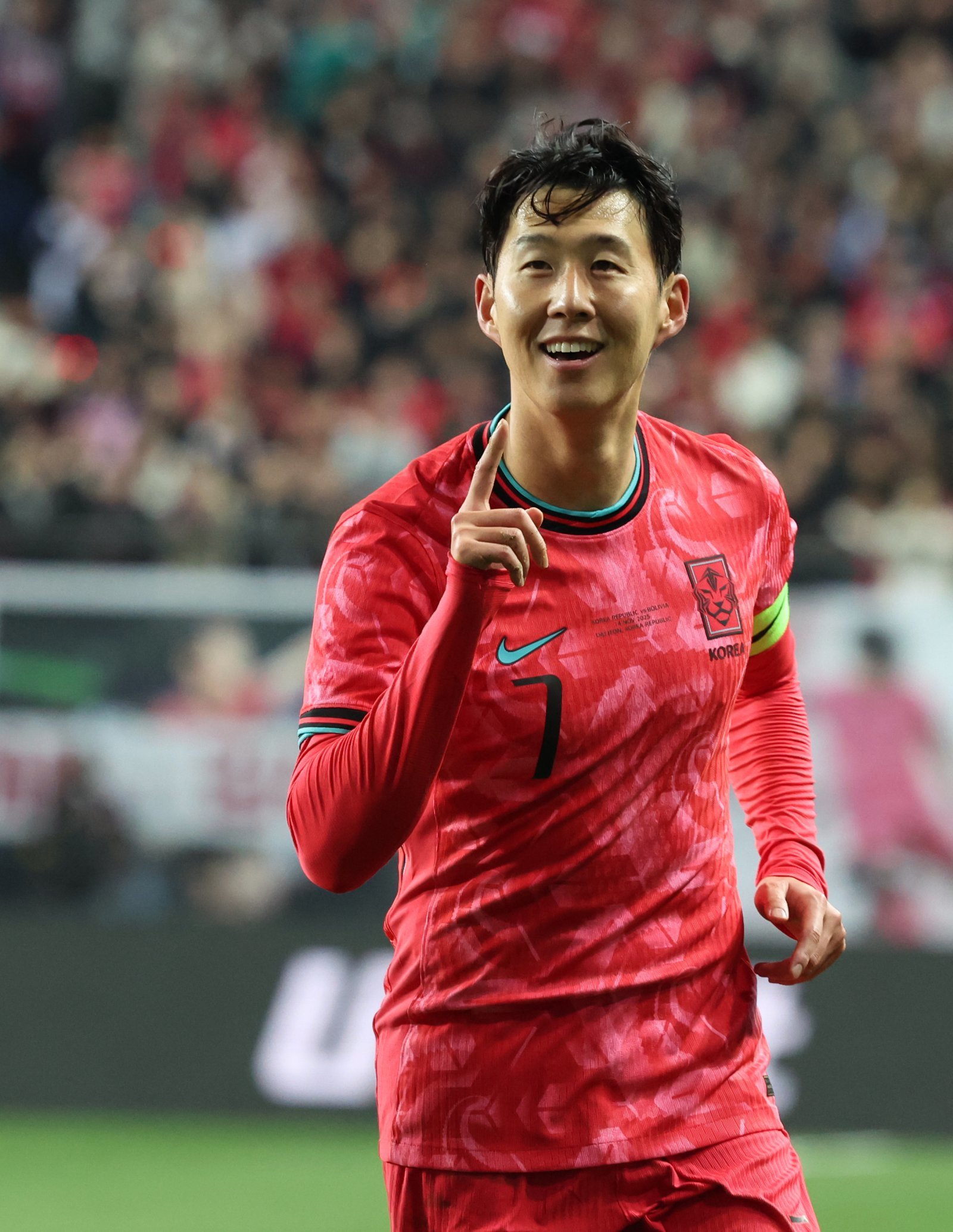 축구국가대표팀 주장 손흥민이 14일 대전월드컵경기장에서 열린 볼리비아와 홈경기에서 프리킥으로 선제골을 넣은 뒤 기뻐하고 있다. 대전｜뉴시스