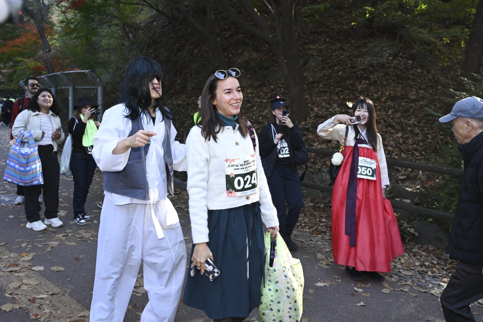 남산 퍼포먼스 하이킹에 참여 중인 외국인 관광객 서울관광재단 제공