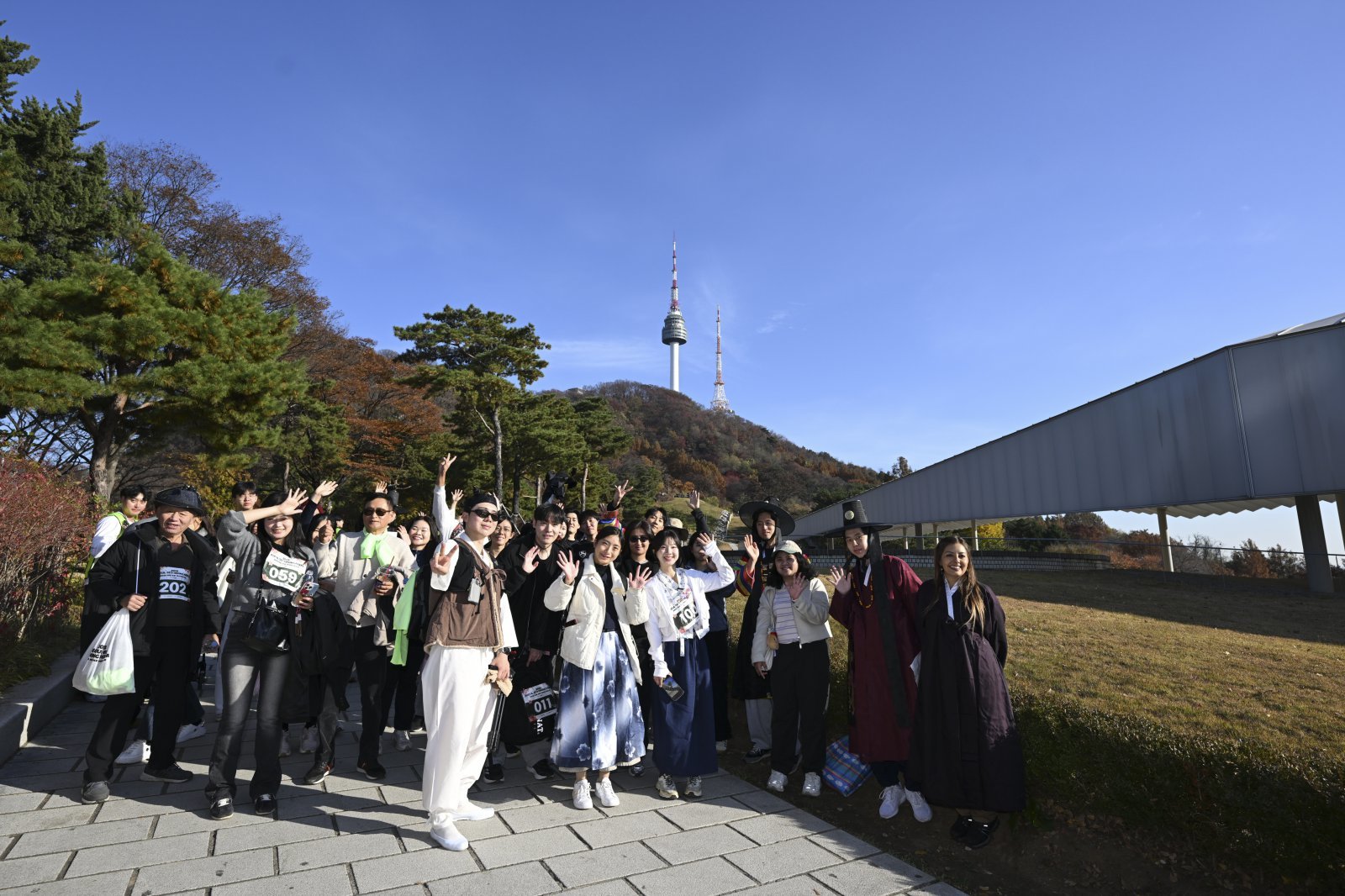 남산 둘레길에 나타난 조선시대 등산객들