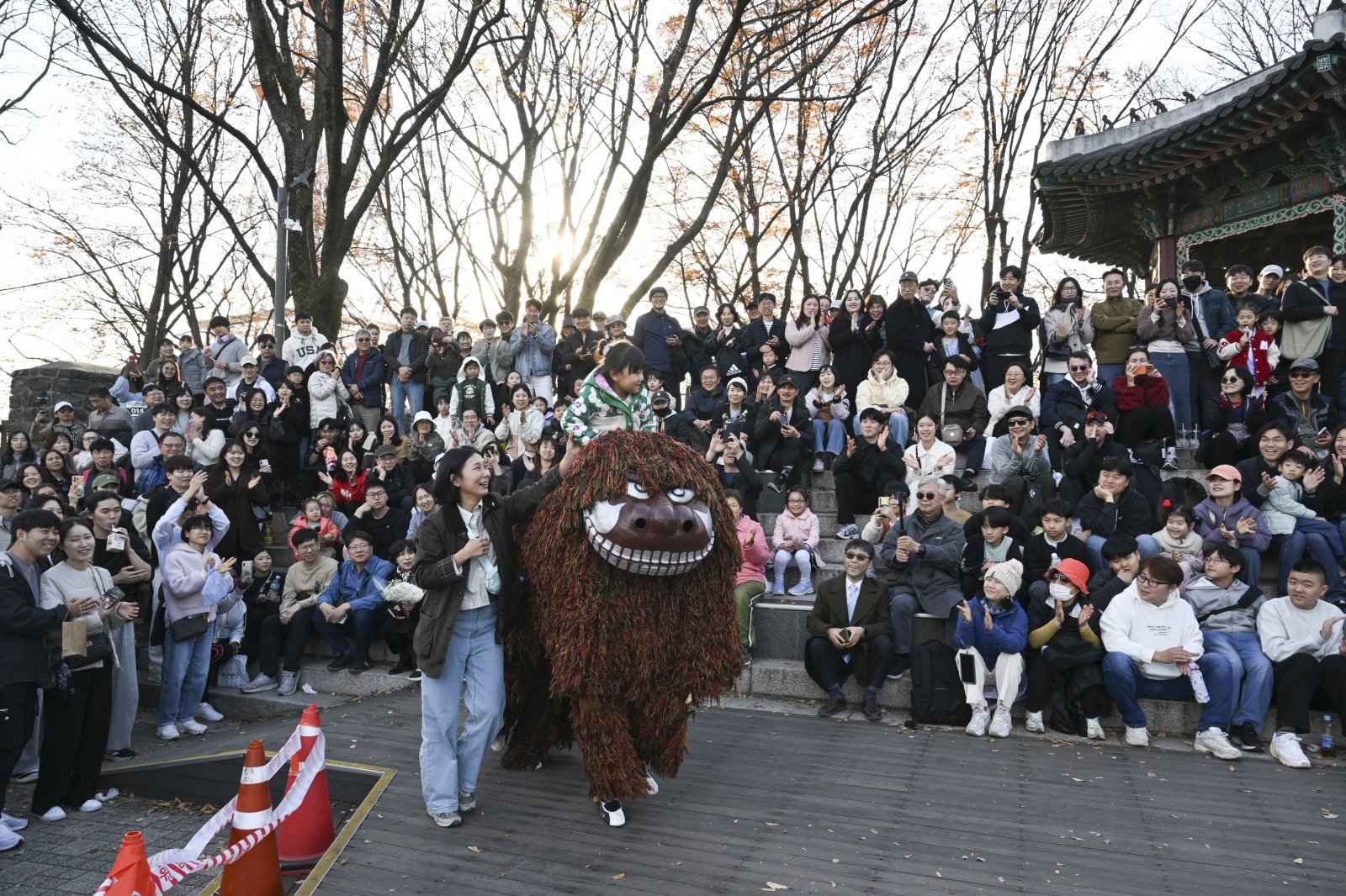 남산 팔각정 앞 북청사자춤을 관람하는 관광객과 시민들