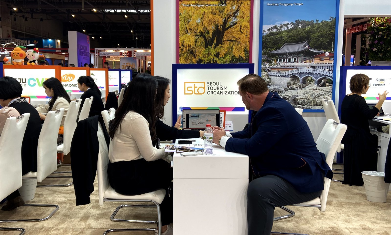 IBTM World 2024 서울 상담테이블 상담 모습