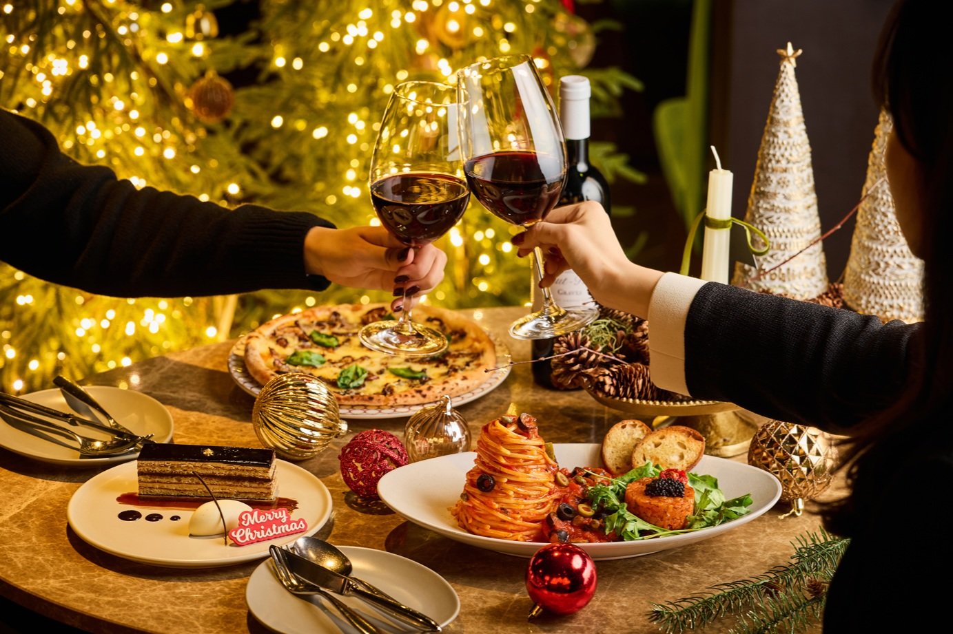 재즈나이트 디너 세트를 즐기는 고객