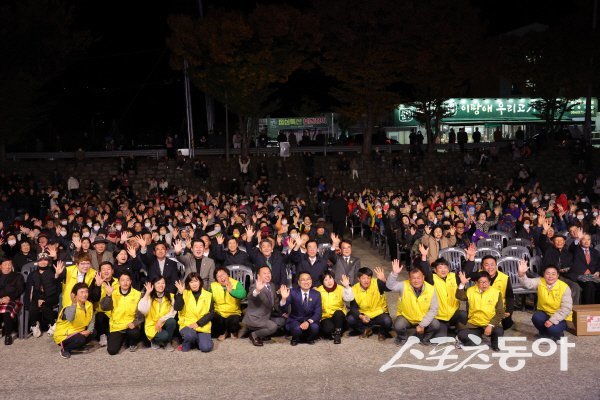 청도읍 가을 낭만 열린음악회에서 관람객들이 함께 호응하고 있다. 사진제공 ㅣ 청도군