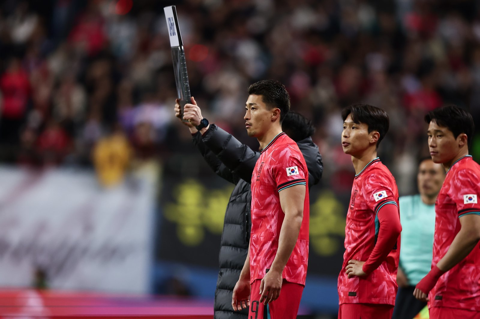 축구국가대표팀 조규성, 엄지성, 이태석(왼쪽부터)이 14일 대전월드컵경기장에서 열린 볼리비아전 후반전 도중 교체로 들어갈 준비를 하고 있다. 사진제공｜대한축구협회