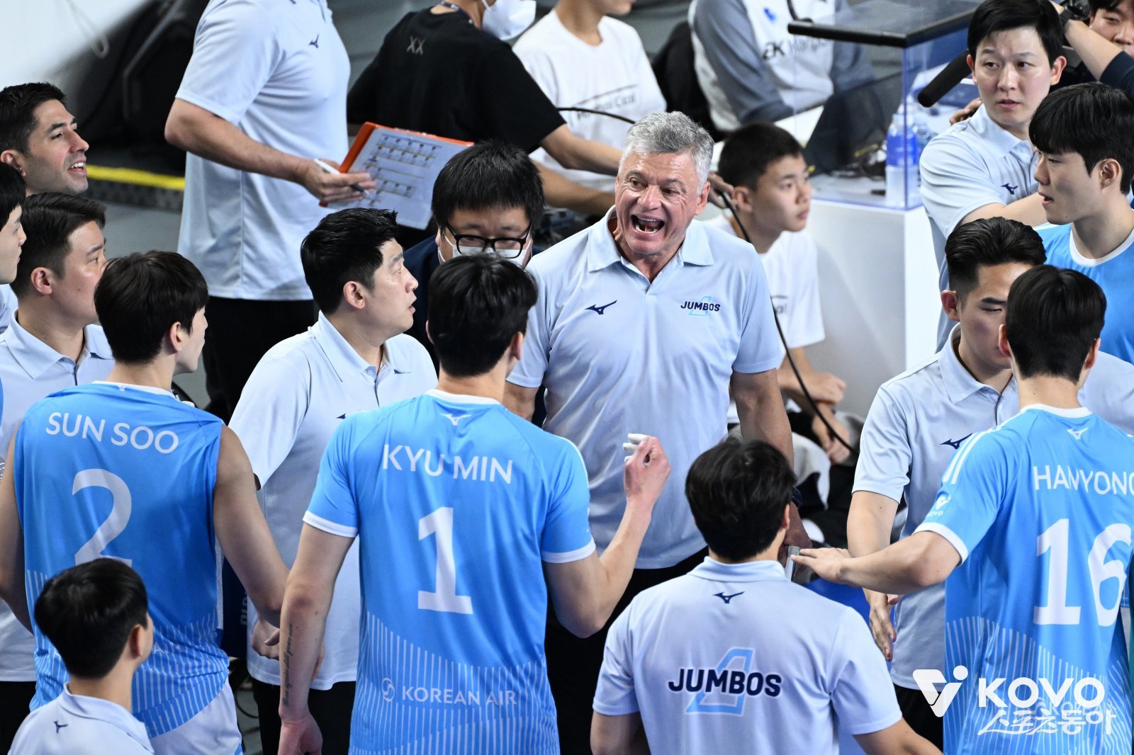 대한항공 헤난 달 조토 감독(가운데)이 16일 현대캐피탈과 원정경기 도중 선수들에게 작전을 지시하고 있다. 사진제공|KOVO
