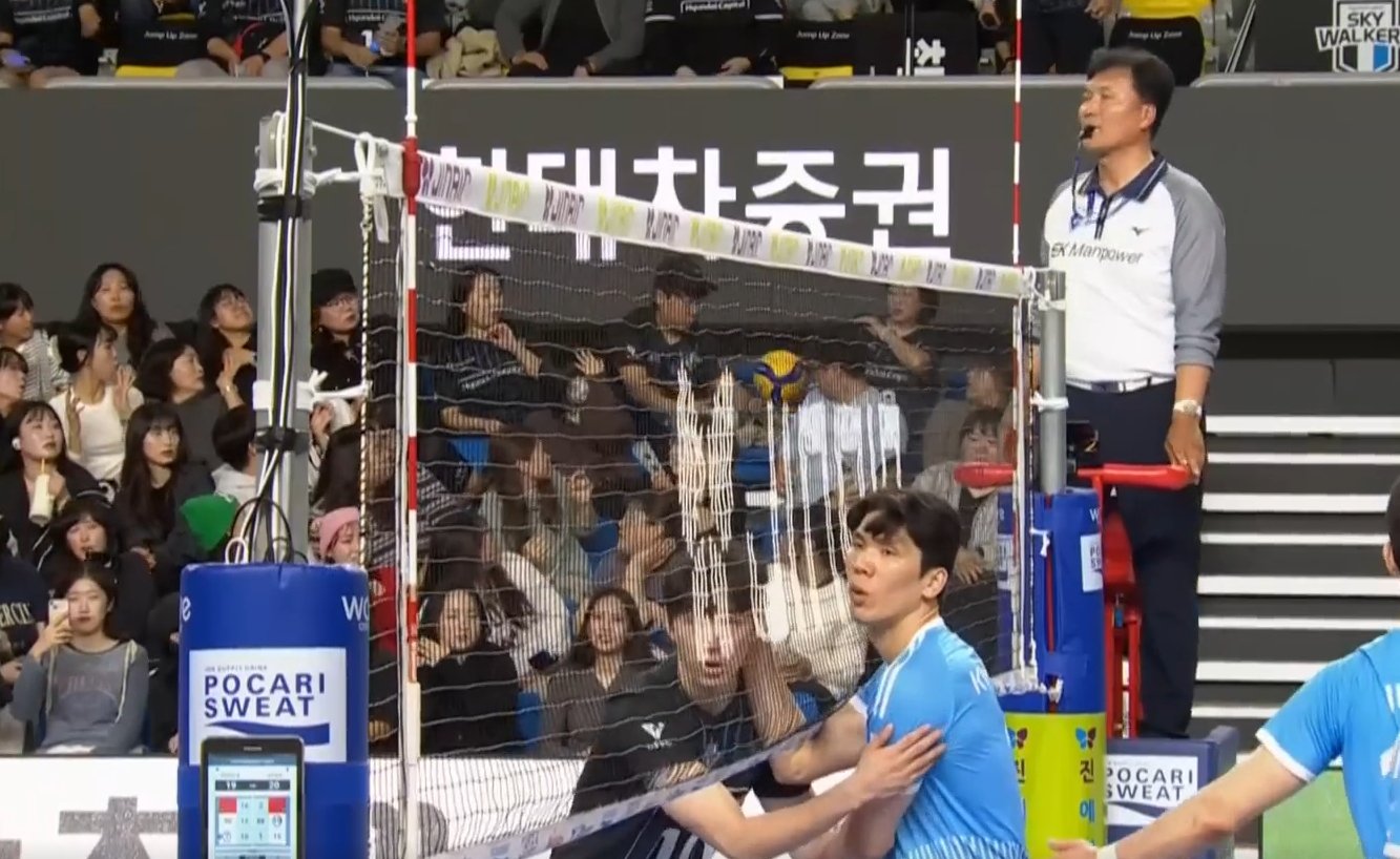 대한항공 김규민(오른쪽)이 16일 대한항공과 홈경기 도중 얼굴에 공을 맞은 상대 김진영에게 사과하고 있다. 하지만 심판은 이를 네트터치라고 선언했다. 사진출처|네이버 중계화면 캡처