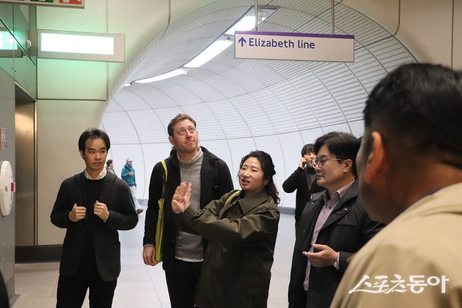 엘리자베스라인 현장을 살피고 있는 김병수 시장과 호킨스 브라운 관계자들이다. 사진제공|김포시청