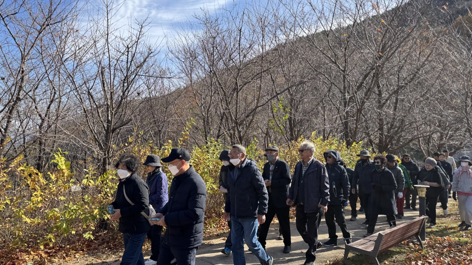 산림휴양 프로그램에 참여 중인 진폐재해자 어르신들