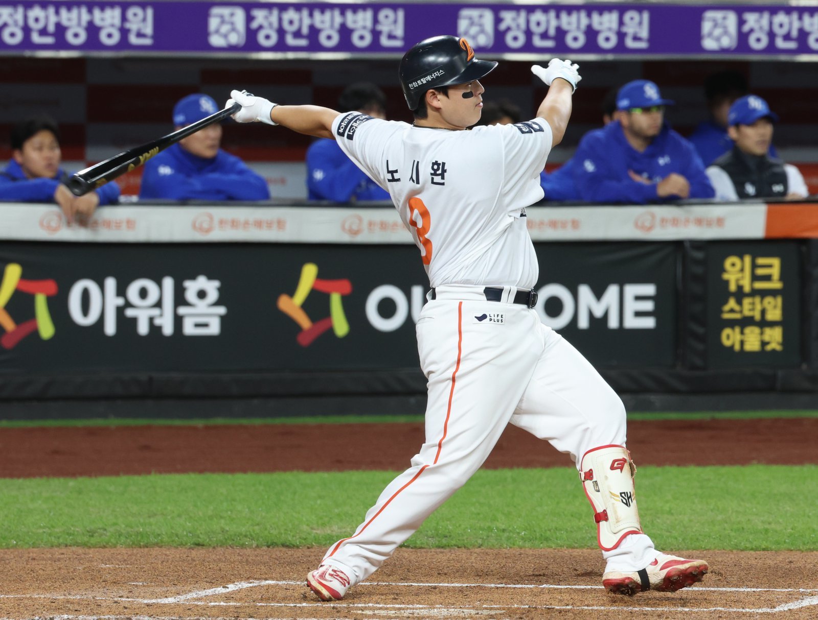 한화의 오프시즌 최우선 과제는 4번타자 노시환과 비FA 다년계약을 맺는 것이다. 내부 FA인 외야수 손아섭, 투수 김범수와 협상 속도는 그만큼 느릴 수밖에 없다. 10월 24일 대전한화생명볼파크서 열린 삼성과 플레이오프 5차전서 안타를 쳐낸 뒤 타구를 응시하는 노시환. 뉴시스