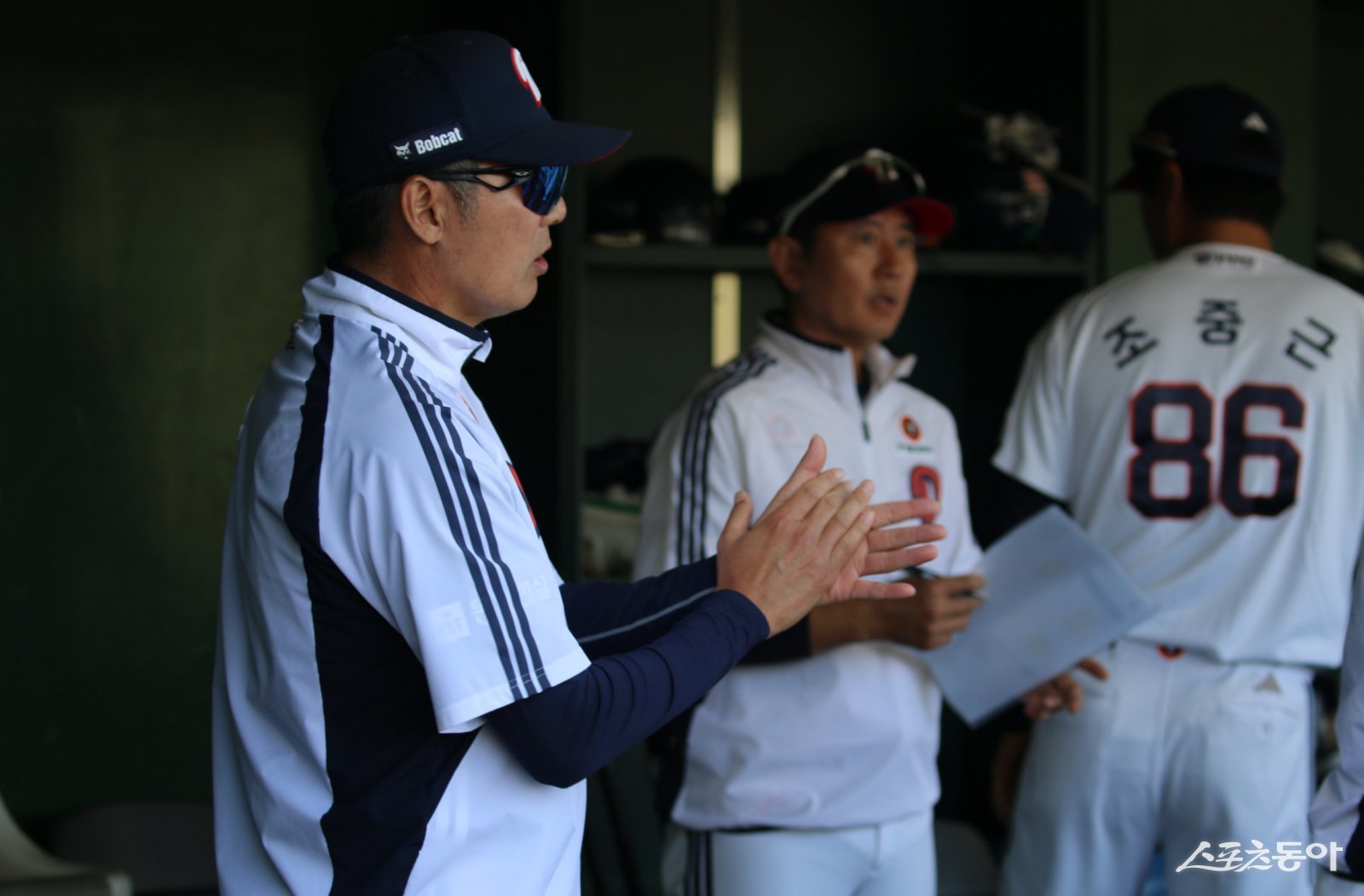 김원형 두산 감독(왼쪽)이 16일 미야코노조구장에서 열린 지바 롯데 마린스와 연습경기에서 선수들을 독려하고 있다. 이날 두산은 0-4로 패했지만, 김 감독은 “선수들이 모두 잘해주고 있다”고 격려했다. 사진제공ㅣ두산 베어스