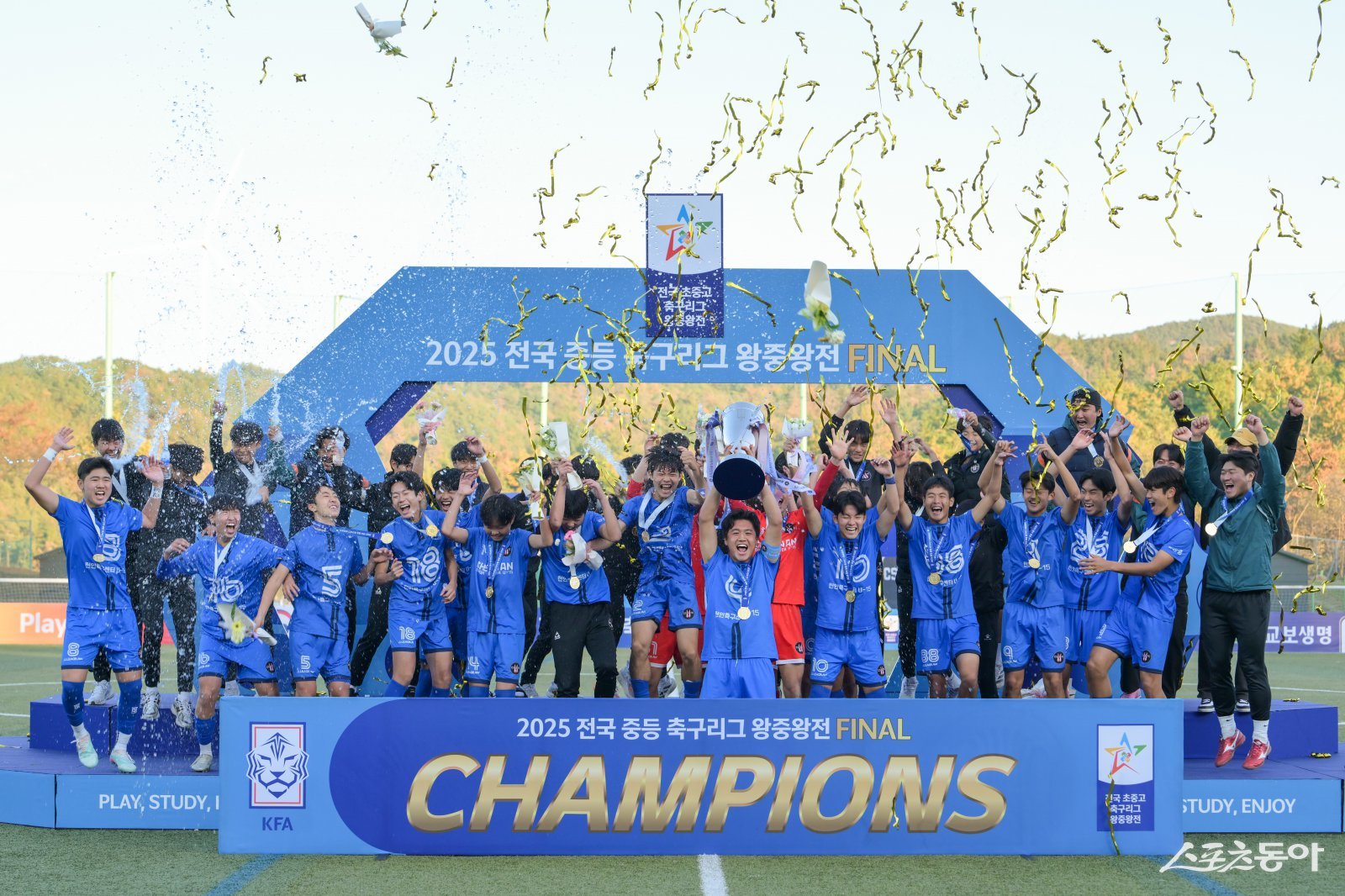 2025 STAY영덕 전국 중등축구리그 왕중왕전에서 우승한 천안축구센터U15팀이 우승컵을 들어올리고 있다. 사진제공 ㅣ 영덕군