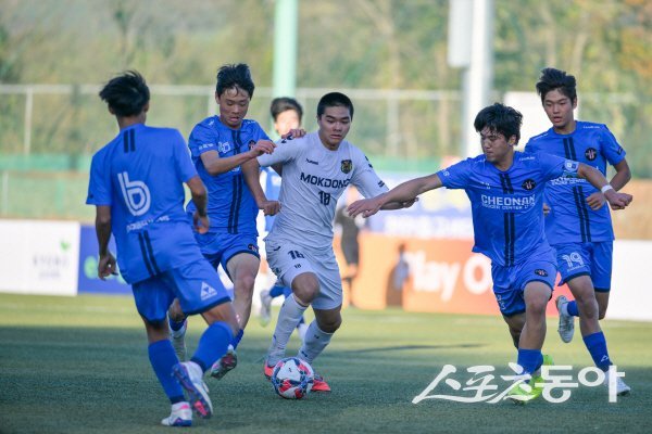 충남천안축구센터(U-15)와 서울목동중이 맞붙은 결승전에서 선수들이 볼을 경합하고 있다. 사진제공 ; 영덕군