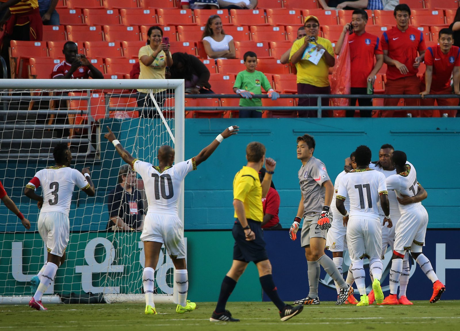 가나는 18일 서울월드컵경기장에서 열릴 한국과 평가전을 앞두고 9명이 이탈했지만 여전히 만만한 상대가 아니다. 한국은 가나와 역대전적은 3승4패로 팽팽하지만 중요한 경기마다 가나를 넘지 못한 경우가 많았기 때문이다. 사진은 2014브라질월드컵을 앞두고 한국과 가나가 미국 마이애미에서 평가전을 치르는 모습. 당시 경기는 가나가 4-0 대승을 거뒀다. 스포츠동아DB