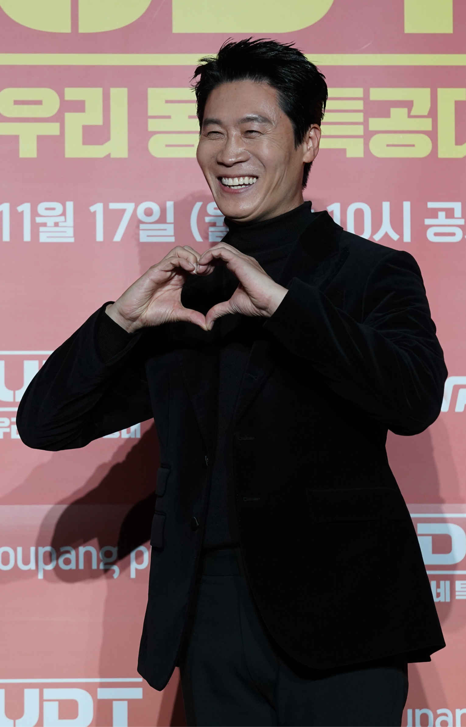 윤계상(왼쪽)과 진선규가 ‘범죄도시’ 이후 8년 만에 안방극장에서 재회한다. 2025년 쿠팡플레이 최대 기대작인 ‘UDT: 우리 동네 특공대’는 초능력 없는 평범한 인물들의 ‘생활밀착형’ 히어로 물이란 독특한 설정으로 눈길을 끈다. 17일 오후 10시 ENA에서 첫 방송된다. 사진제공 | 쿠팡플레이·지니TV·ENA