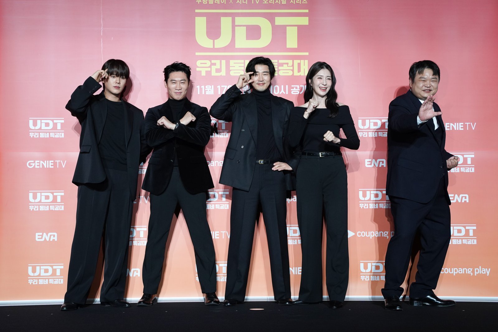 윤계상(왼쪽)과 진선규가 ‘범죄도시’ 이후 8년 만에 안방극장에서 재회한다. 2025년 쿠팡플레이 최대 기대작인 ‘UDT: 우리 동네 특공대’는 초능력 없는 평범한 인물들의 ‘생활밀착형’ 히어로 물이란 독특한 설정으로 눈길을 끈다. 17일 오후 10시 ENA에서 첫 방송된다. 사진제공 | 쿠팡플레이·지니TV·ENA