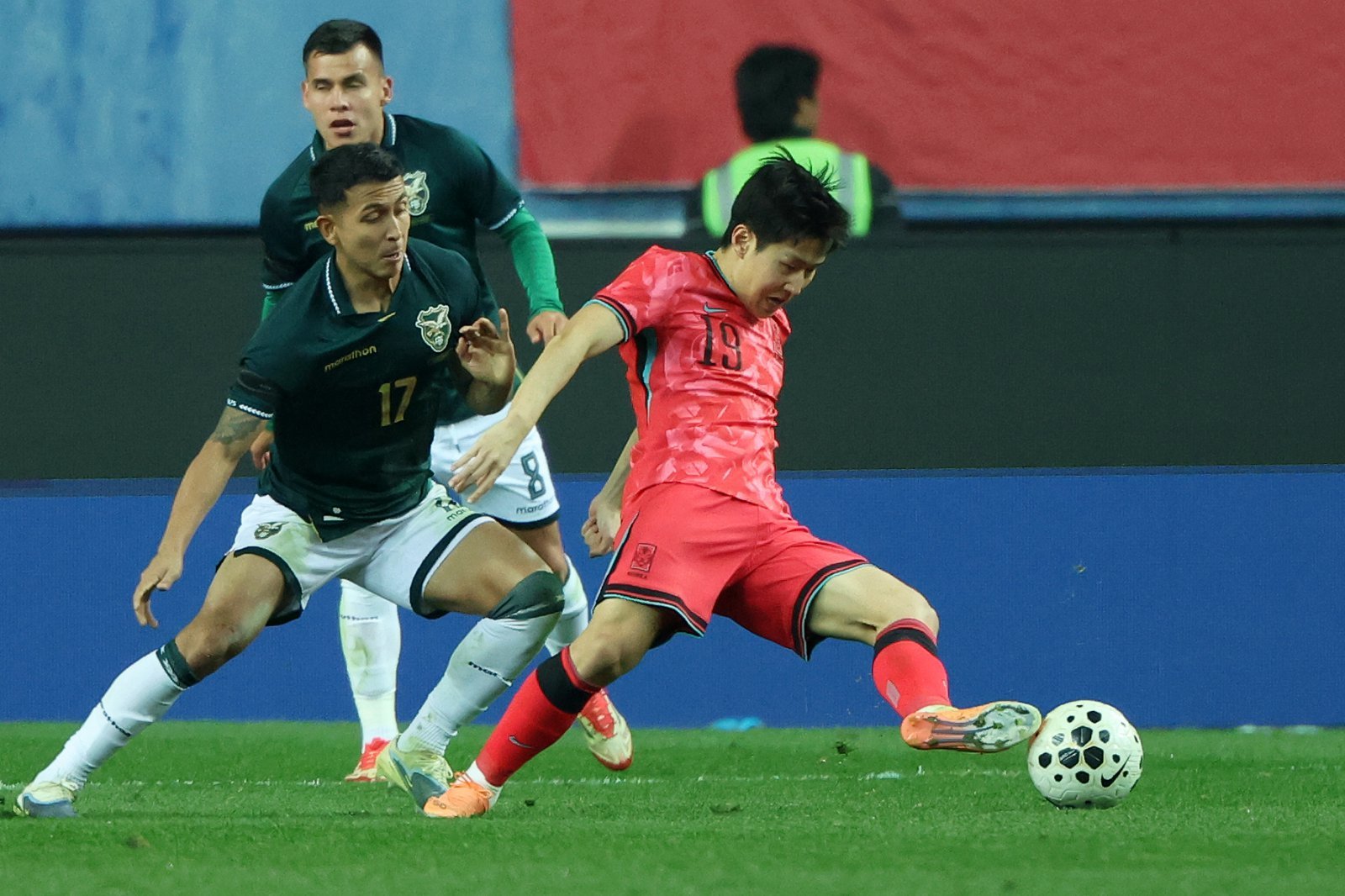 축구대표팀 이강인(오른쪽 2번째)이 14일 대전월드컵경기장서 열린 볼리비아 평가전 도중 상대 수비수들의 집중 견제를 뚫고 볼을 운반하고 있다. 대전｜뉴시스