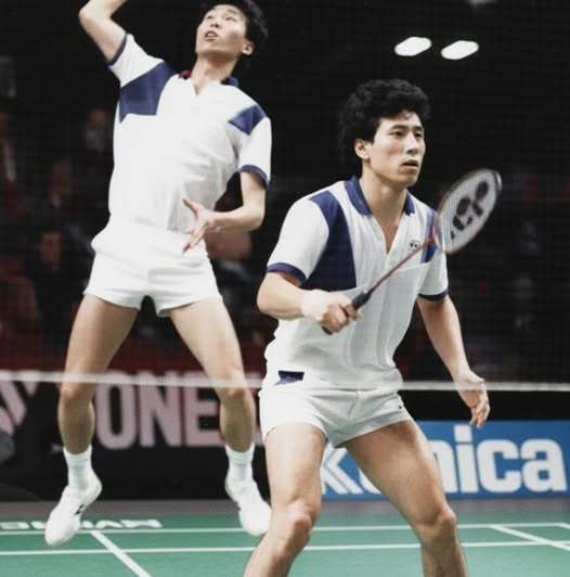 배드민턴국가대표팀 남자복식 서승재-김원호의 단일시즌 10승 달성을 놓고 BWF는 1988년 남자복식 조로는 최초로 단일시즌 10승을 기록한 리용보(앞)-톈빙이 못지 않다고 칭찬을 아끼지 않았다. 사진은 현역시절의 리용보-톈빙이. 사진출처│BWF 소셜미디어