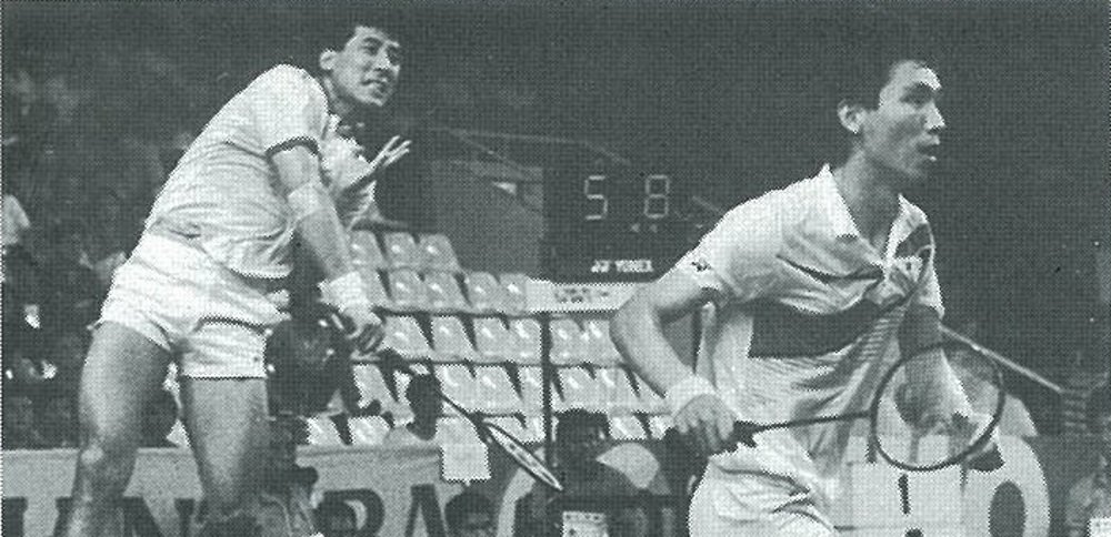 배드민턴국가대표팀 남자복식 서승재-김원호의 단일시즌 10승 달성을 놓고 BWF는 1988년 남자복식 조로는 최초로 단일시즌 10승을 기록한 리용보(앞)-톈빙이 못지 않다고 칭찬을 아끼지 않았다. 사진은 1989년 인도네시아 자카르타에서 열린 수디르만컵에 출전한 리용보-톈빙이. 사진출처│BWF 홈페이지