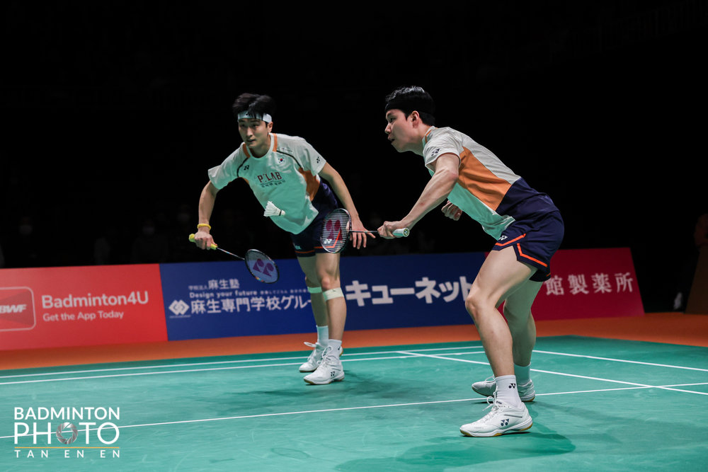 배드민턴국가대표팀 남자복식 서승재(앞)-김원호의 단일시즌 10승 달성을 놓고 BWF는 1988년 남자복식 조로는 최초로 단일시즌 10승을 기록한 리용보-톈빙이 못지 않다고 칭찬을 아끼지 않았다. 사진은 17일 일본 구마모토 마스터즈 남자복식 결승에 출전한 서승재-김원호. 사진출처│대한배드민턴협회