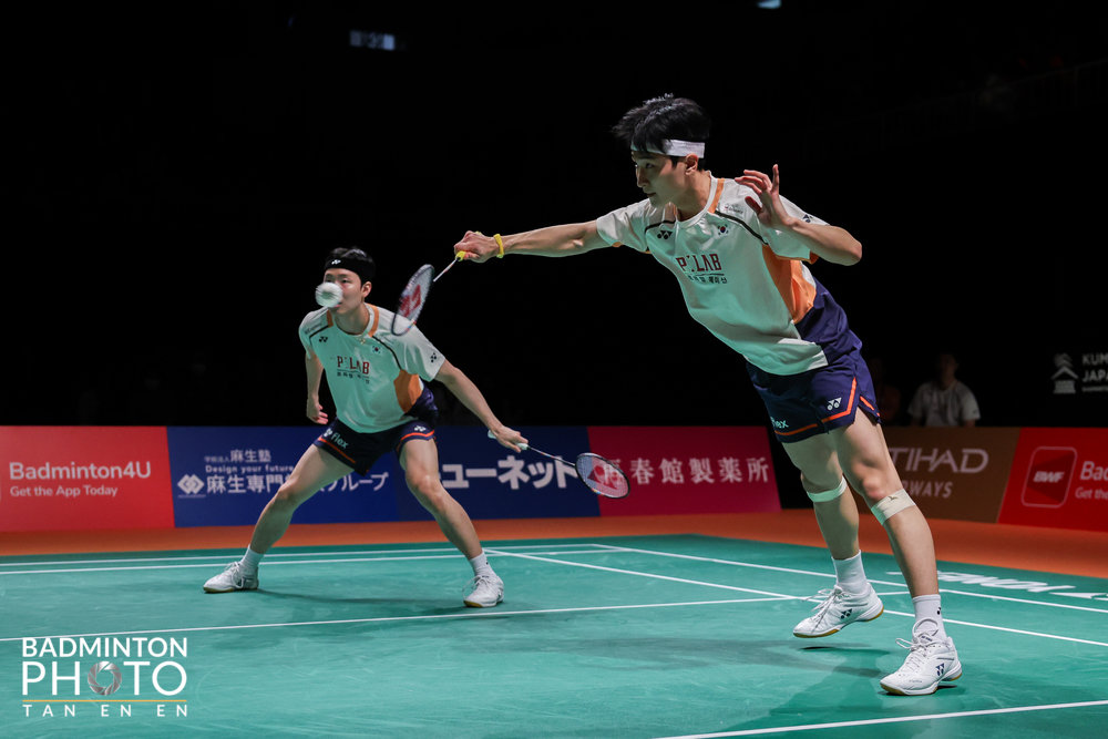 배드민턴국가대표팀 남자복식 서승재(뒤)-김원호의 단일시즌 10승 달성을 놓고 BWF는 1988년 남자복식 조로는 최초로 단일시즌 10승을 기록한 리용보-톈빙이 못지 않다고 칭찬을 아끼지 않았다. 사진은 17일 일본 구마모토 마스터즈 남자복식 결승에 출전한 서승재-김원호. 사진출처│대한배드민턴협회