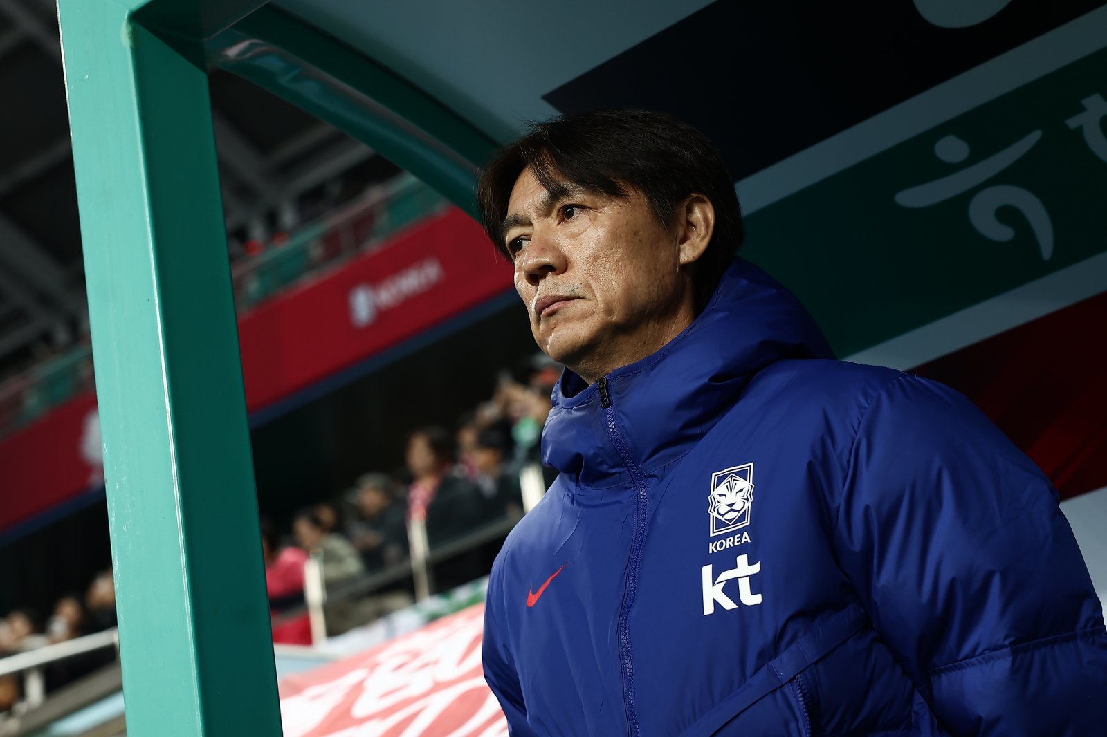 홍명보 축구국가대표팀 감독이 14일 대전월드컵경기장에서 열린 볼리비아와 홈경기 도중 그라운드를 바라보고 있다. 사진제공|대한축구협회