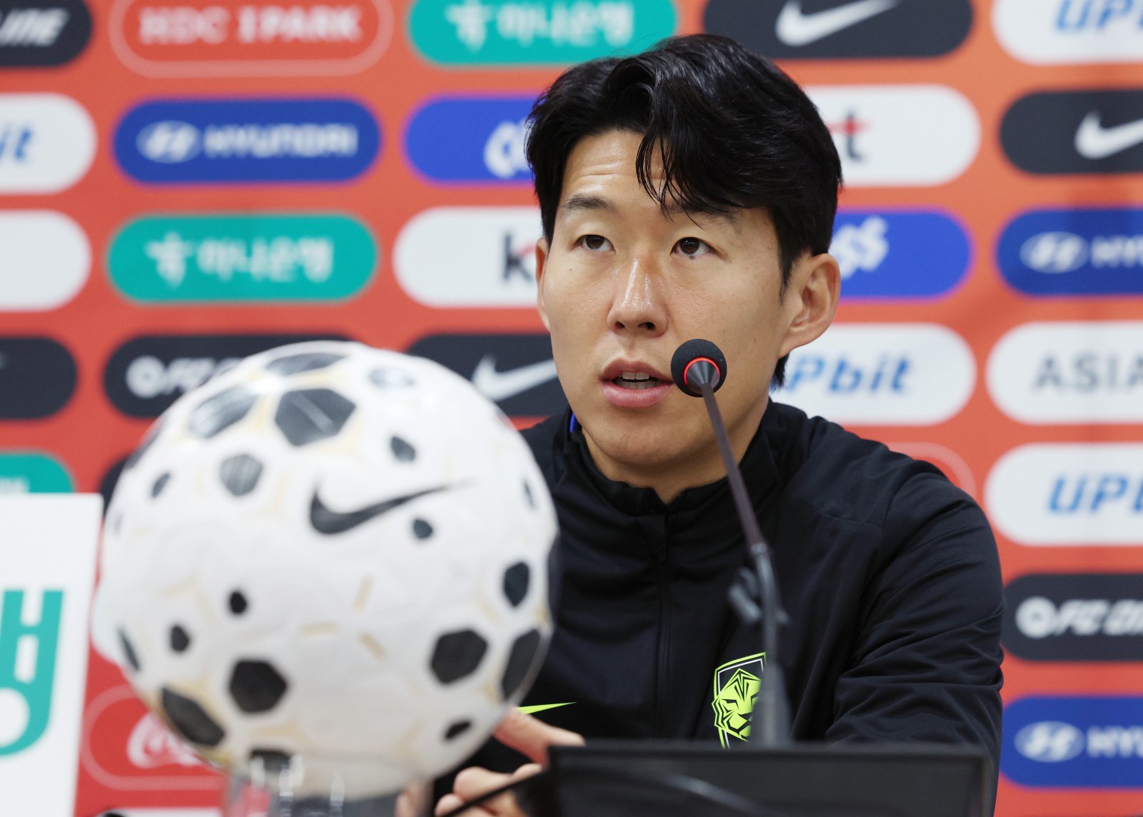 축구대표팀 주장 손흥민이 가나와 11월 두 번째 평가전을 하루 앞둔 17일 서울월드컵경기장에서 열린 사전 기자회견에서 북중미월드컵을 향한 기대감을 전하고 있다. 상암｜뉴시스