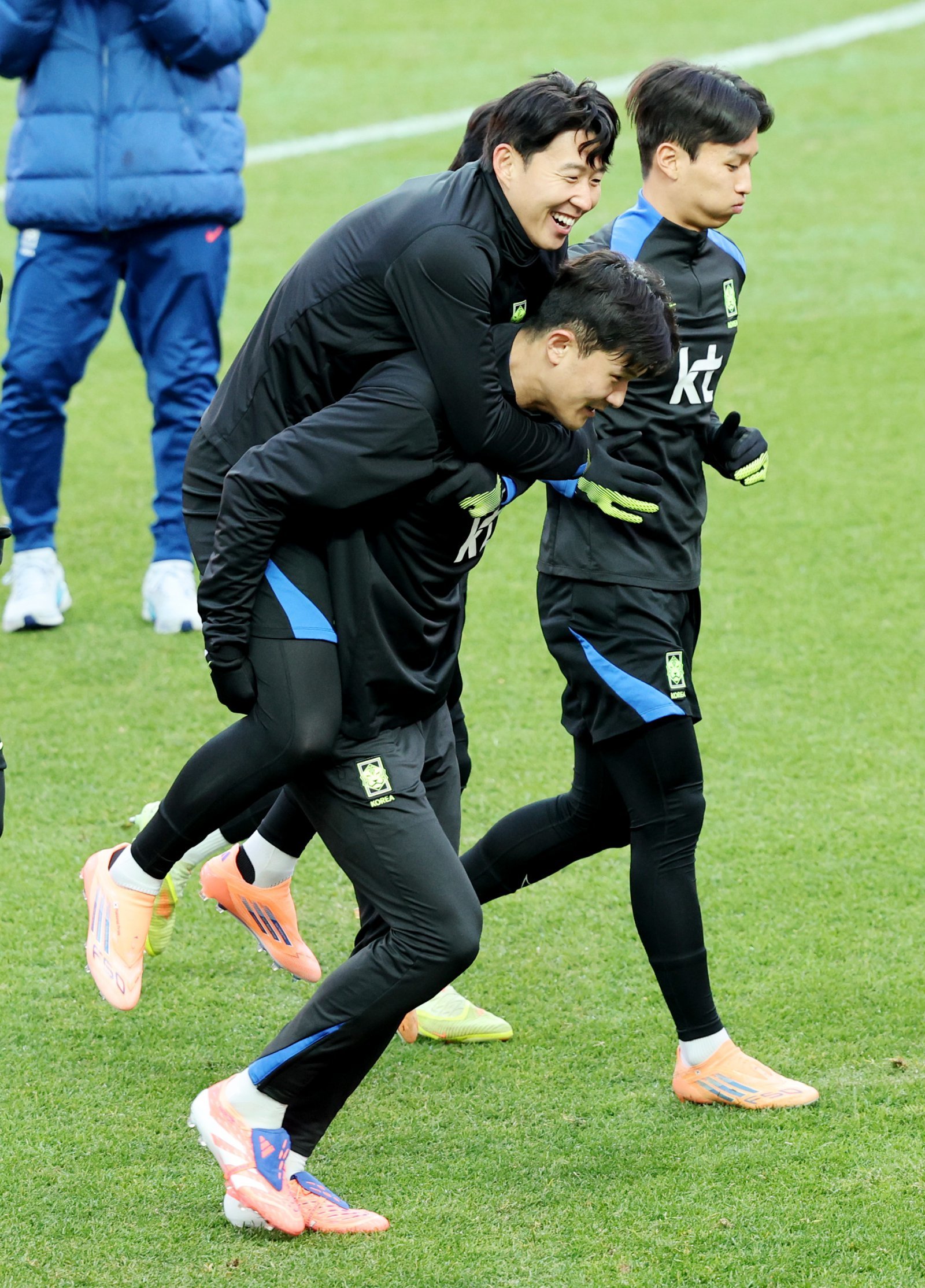 축구대표팀 주장 손흥민이 가나전을 하루 앞둔 17일 서울월드컵경기장에서 진행된 공식훈련 도중 김민재의 등에 업혀 미소짓고 있다. 상암｜뉴시스
