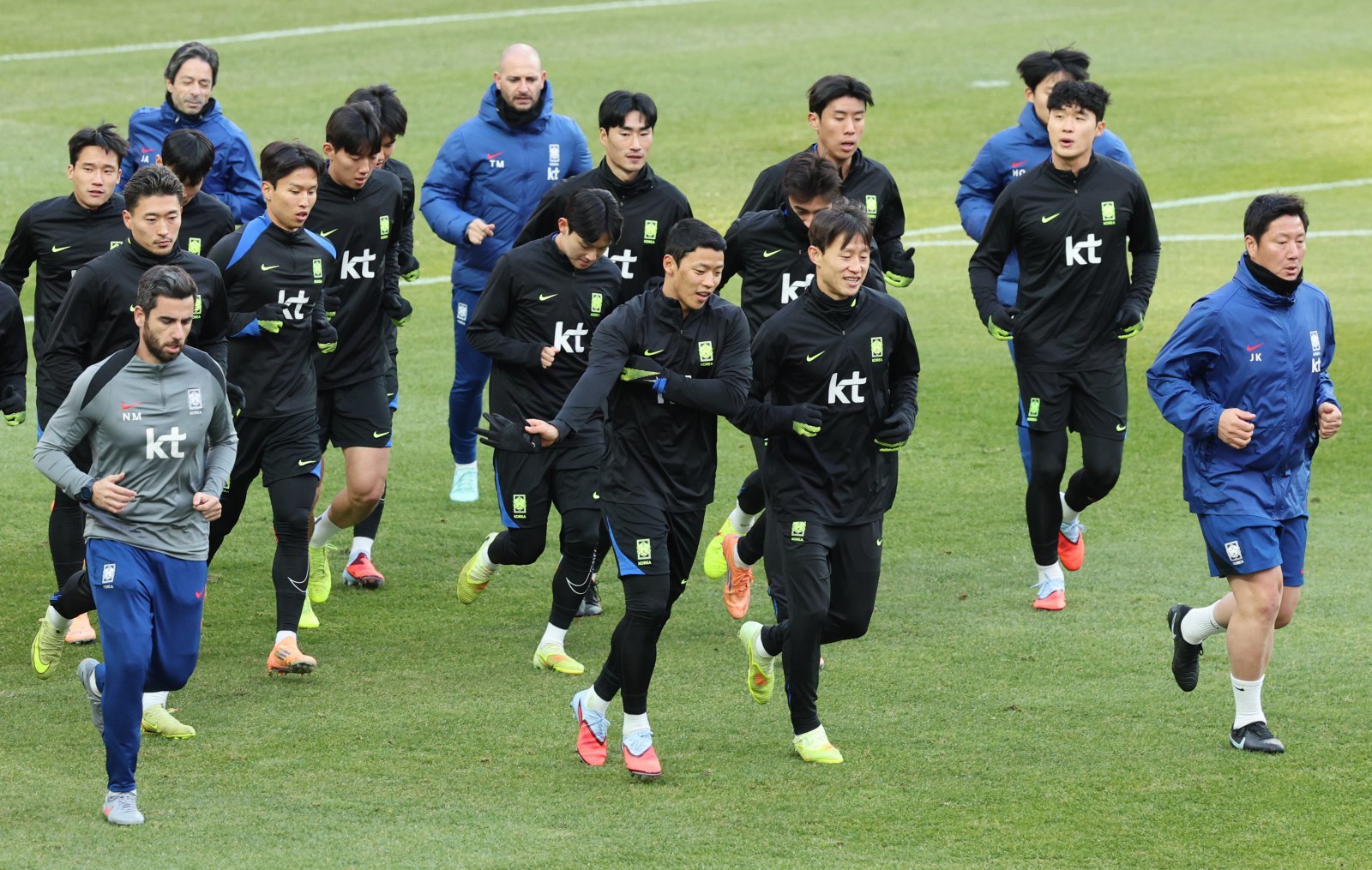 축구국가대표팀 선수단이 18일 펼쳐질 가나전을 하루 앞두고 서울월드컵경기장에서 몸을 풀고 있다. 상암|뉴시스
