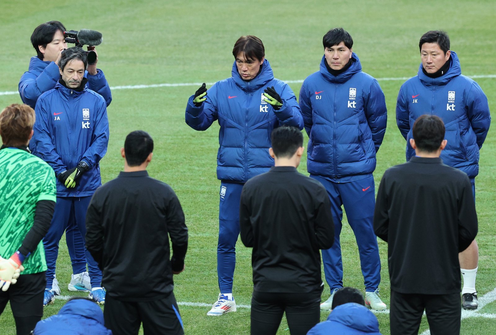 축구국가대표팀 주앙 아로수 코치, 홍명보 감독, 김동진 코치, 김진규 코치(왼쪽부터)가 17일 서울월드컵경기장에서 진행된 훈련에서 선수들에게 지시하고 있다. 상암|뉴시스