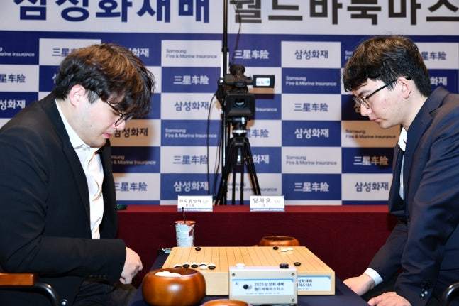 랴오위안허 9단(왼쪽)과 딩하오 9단의 결승2국 대국모습 사진제공 | 한국기원