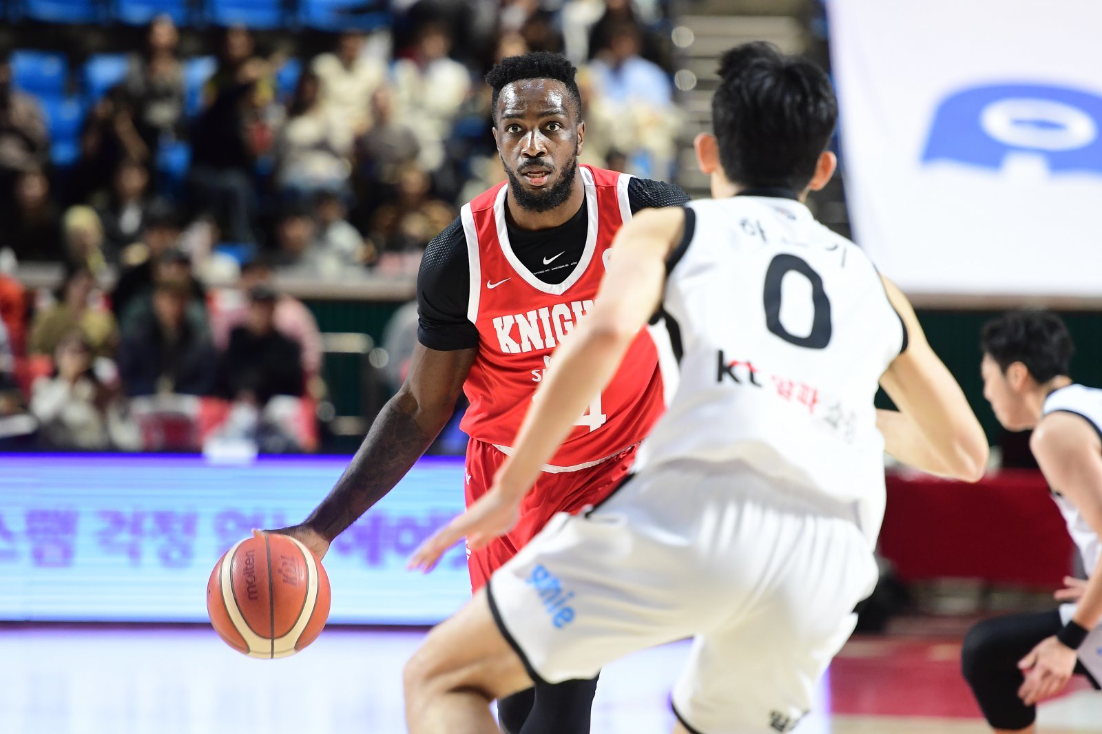 SK 자밀 워니(왼쪽)가 17일 잠실학생체육관에서 열린 KT전에서 하윤기의 수비를 뚫고 공격을 시도하고 있다. 워니는 20점·10리바운드·12어시스트의 트리플더블을 작성하며 팀의 85-83 승리를 이끌었다. 사진제공|KBL