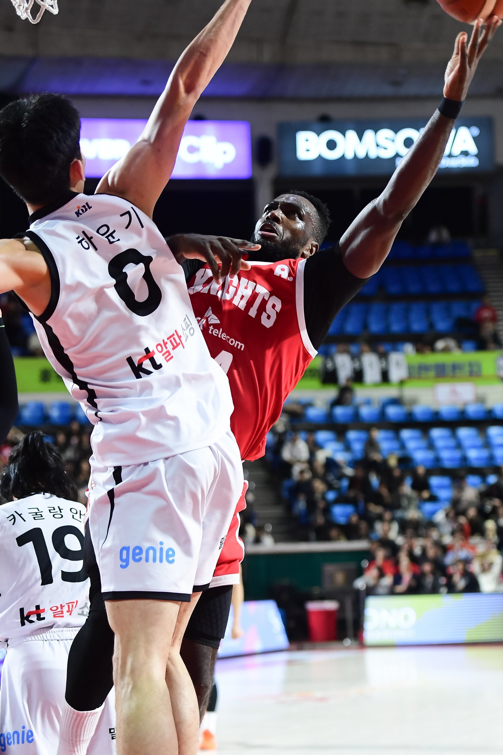 SK 자밀 워니(오른쪽)가 17일 잠실학생체육관에서 열린 KT전에서 하윤기와 리바운를 다투고 있다. 워니는 20점·10리바운드·12어시스트의 트리플더블을 작성하며 팀의 85-83 승리를 이끌었다. 사진제공|KBL