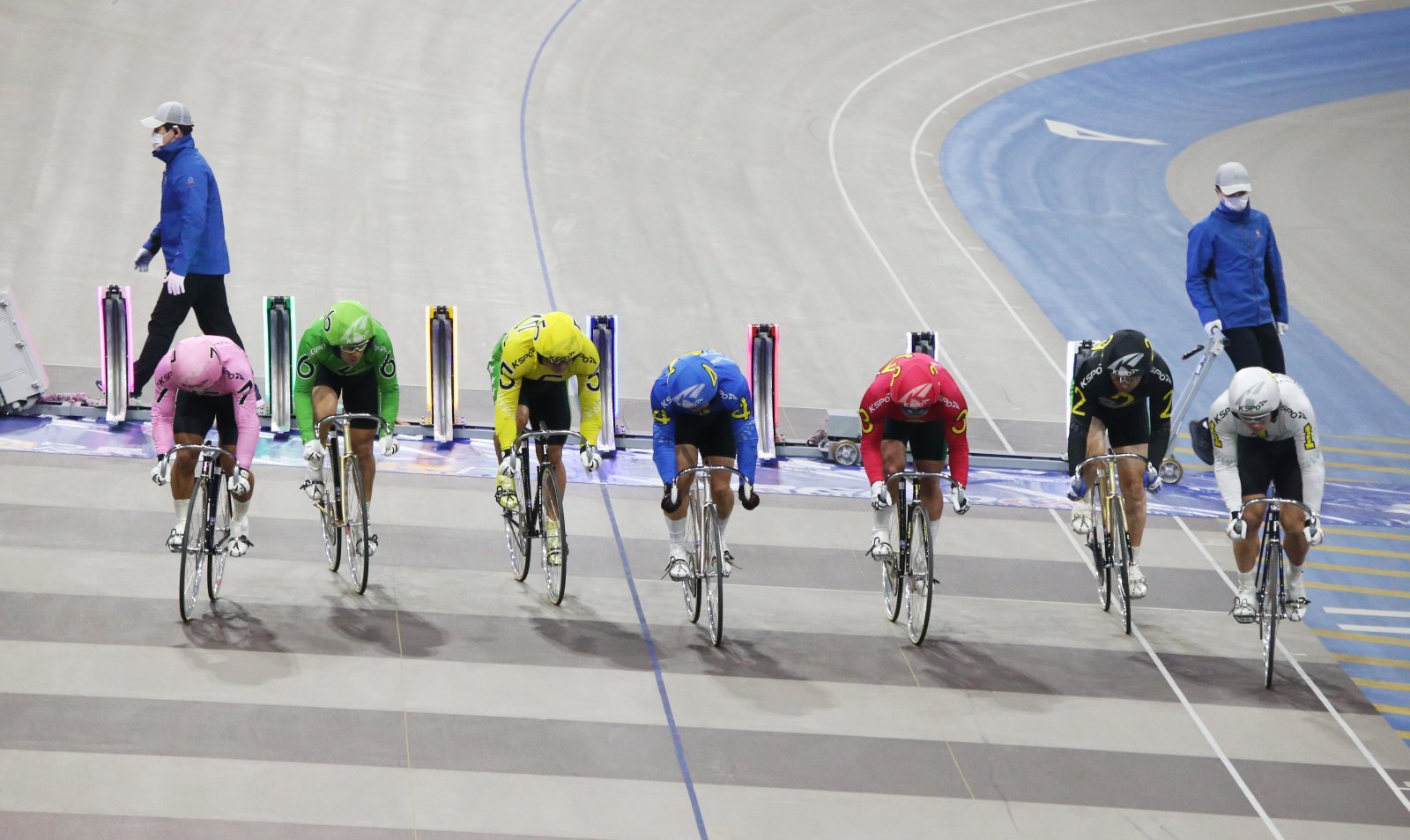 광명스피돔에서 열린 경륜 경주에서 출전 선수들이 힘차게 출발하고 있다.