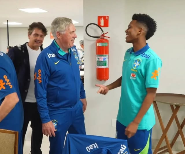 브라질축구대표팀에서 안첼로티 감독(왼쪽)과 에스테방(오른쪽) 사이에서 벌어진 훈훈한 일화가 눈길을 모은다. 대표팀 소집기간 안첼로티 감독이 에스테방의 운전면허 시험 응시 요청을 받아줬고, 에스테방은 평가전 선제 결승골로 사령탑의 믿음에 응답했다. 사진출처│브라질축구협회 인스타그램