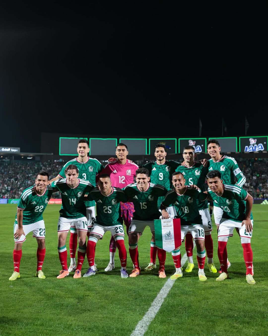 멕시코 축구국가대표팀 선수들이 16일(한국시간) 에스타디오 코로나에서 열린 우루과이와 홈경기 시작 전 기념촬영을 하고 있다. 멕시코는 이날 0-0 무승부를 기록하며 최근 5경기 무승을 이어갔다. 사진출처|멕시코 축구국가대표팀 인스타그램