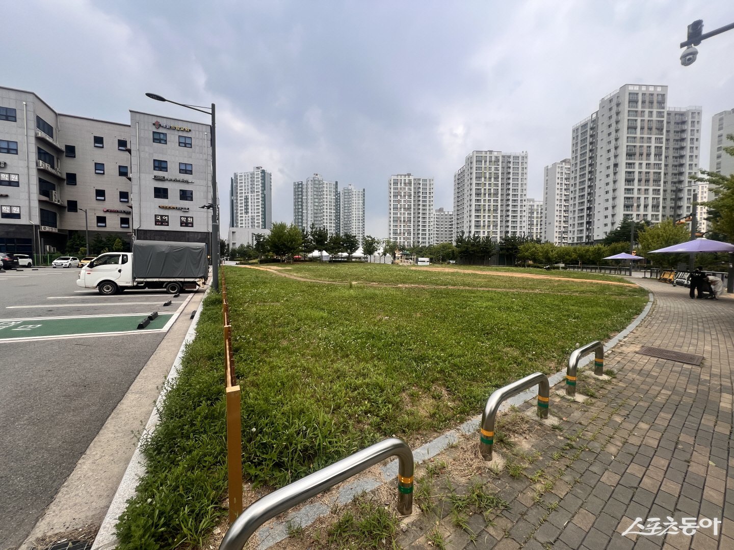 시흥시(시장 임병택)가 배곧신도시 내 장기간 미활용 상태로 남아 있던 유휴부지 4필지를 용도 변경 및 정비를 거쳐 오는 12월 경쟁입찰 방식으로 매각한다(매각대상지(배곧동 63)). 사진제공|시흥시