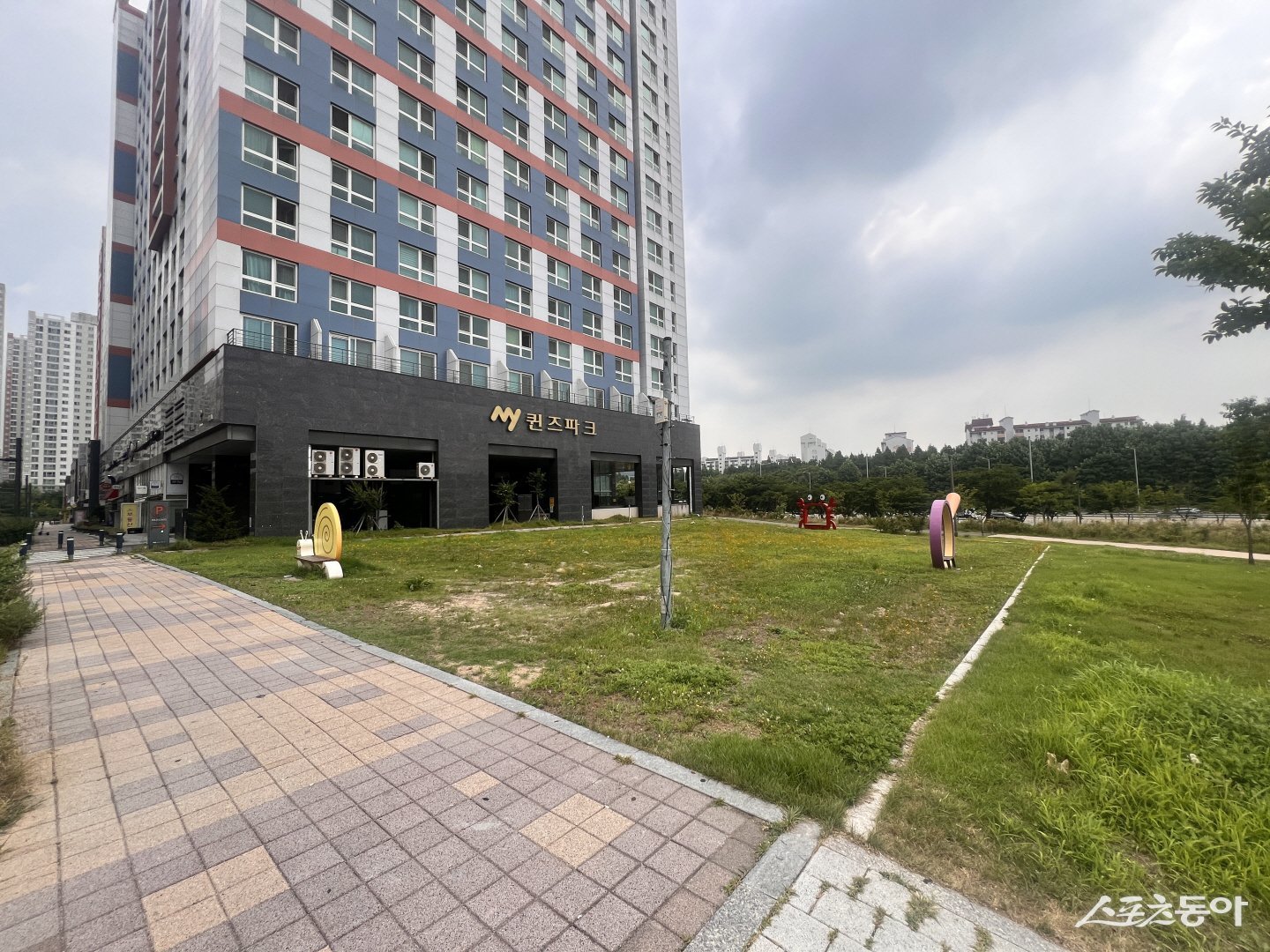 시흥시(시장 임병택)가 배곧신도시 내 장기간 미활용 상태로 남아 있던 유휴부지 4필지를 용도 변경 및 정비를 거쳐 오는 12월 경쟁입찰 방식으로 매각한다(매각대상지(배곧동 206-5)). 사진제공|시흥시