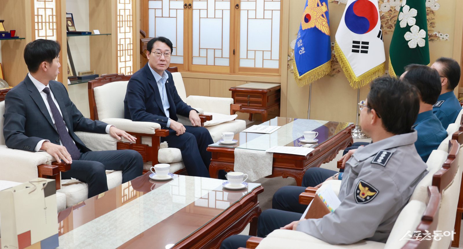 정명근 화성특례시장이 황창성 경기남부경찰청장등 관계자에게 경찰서 신설의 필요성에 대해 설명하고 있다. 사진제공|화성시