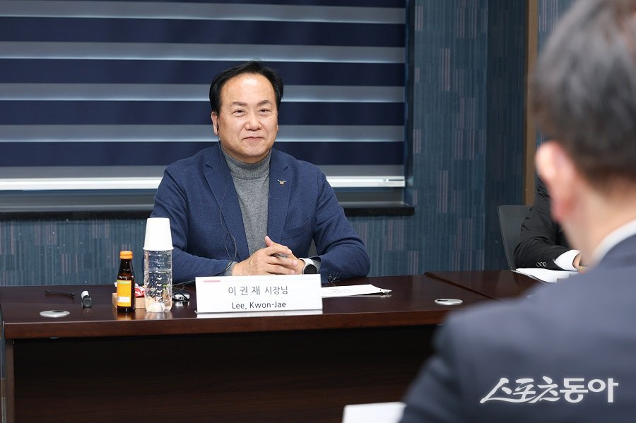 오산시(시장 이권재)는 지난 14일 관내 소재한 이데미츠어드밴스트머티리얼즈코리아를 방문해 연구센터 확장 검토 현황을 확인하고 기업 현장의 의견을 청취했다. 사진제공|오산시