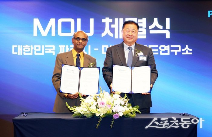 김경일 시장(오른쪽)이 ‘2025 파주 경제자유구역 바이오 컨퍼런스’ 개최하고 기념 촬영하고 있다. 사진제공ㅣ파주시