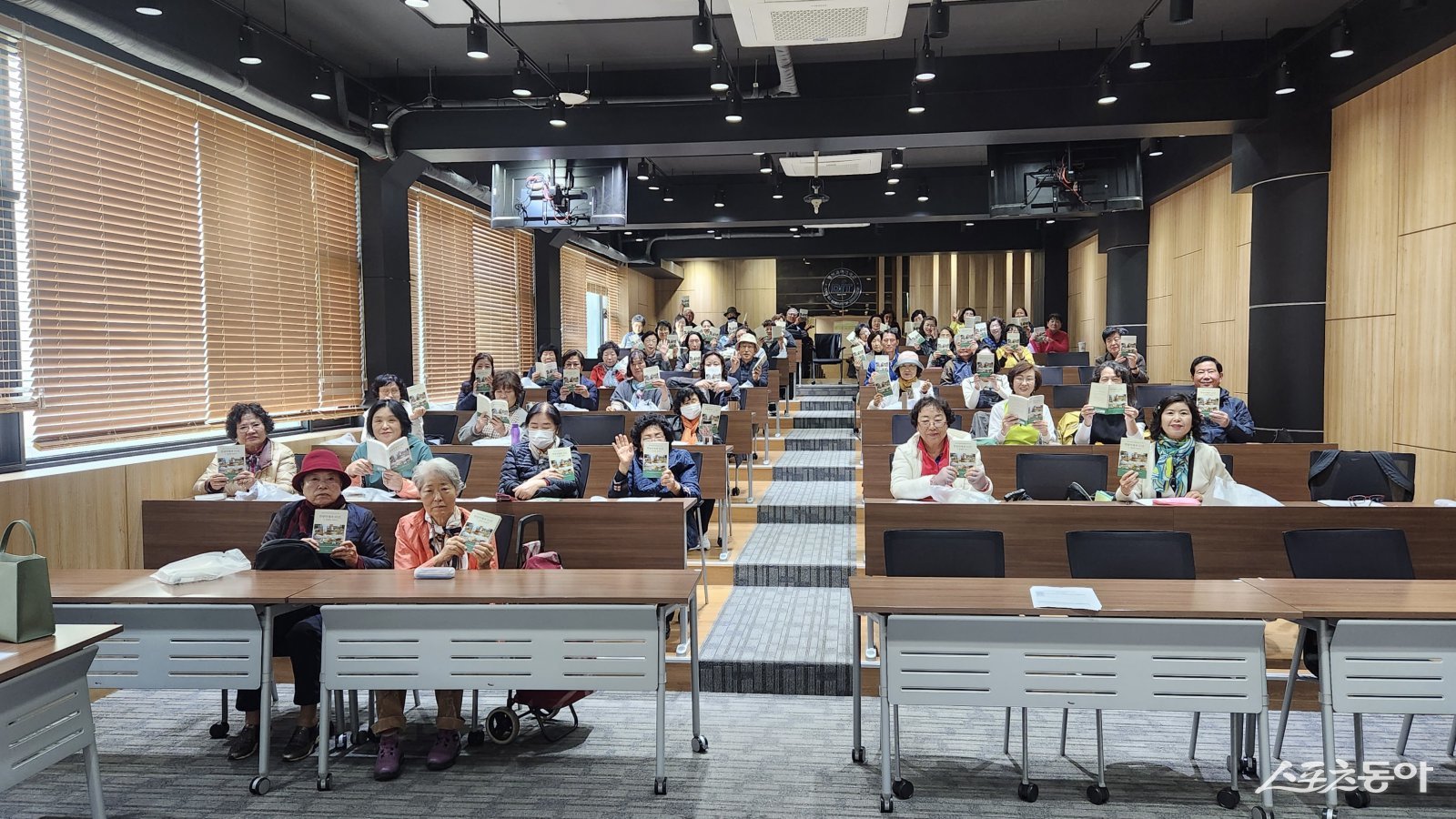 동의과학대학교 한방약재과 개설 20주년 기념 책자가 출간되어 재학생들이 함께 기념촬영을 하고 있는 모습. (사진제공=동의과학대학교)