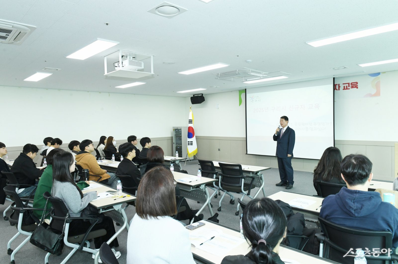 백경현 시장은 여성행복센터 대회의실에서 ‘2025년 신규공직자 교육’을하고 있다. 사진제공ㅣ구리시 