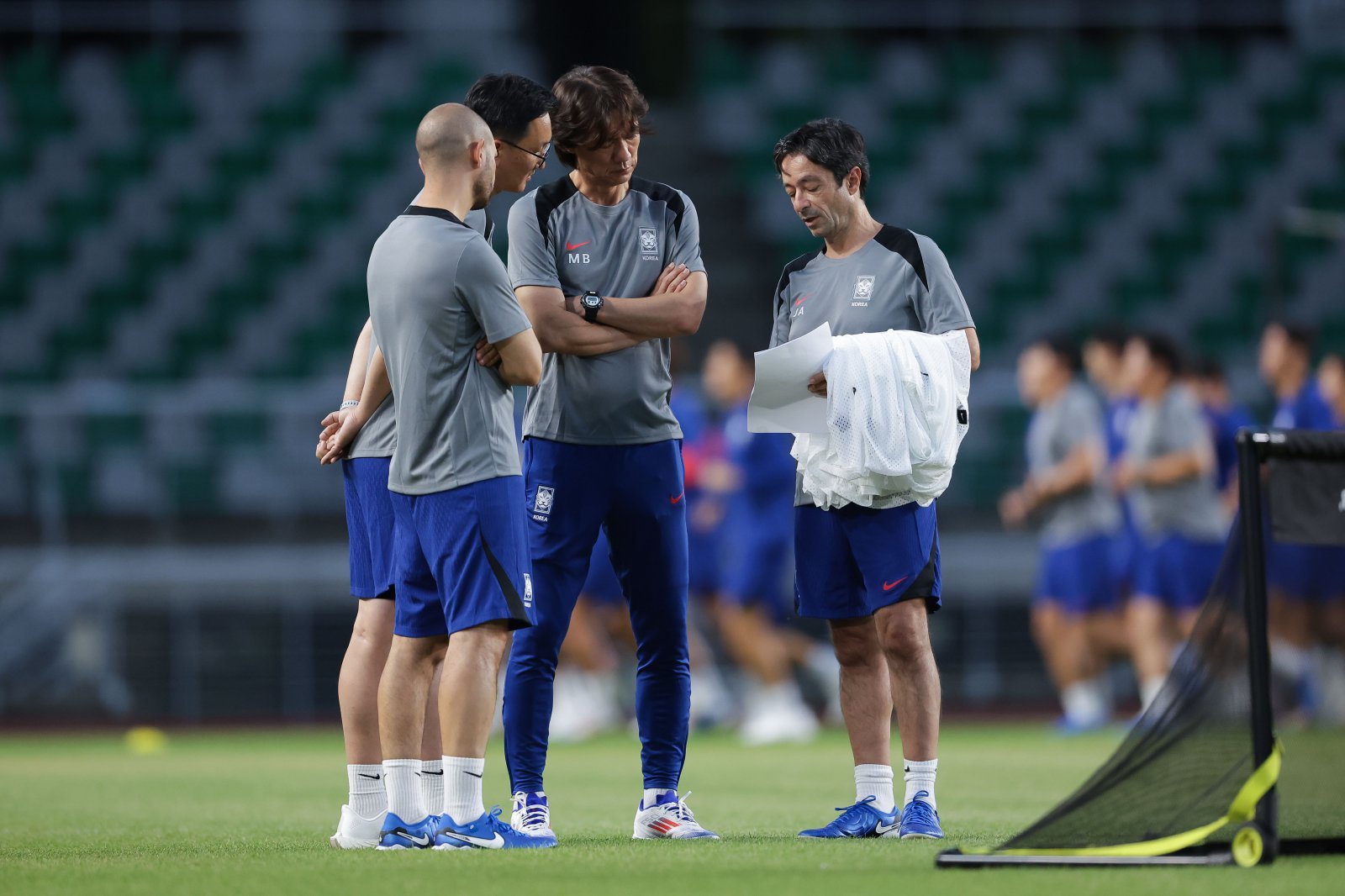 홍명보 축구국가대표팀 감독(가운데)과 티아고 마이아 전력분석관(왼쪽), 주앙 아로수 수석코치가 지난해 9월 고양종합운동장에서 진행된 대표팀 후련에서 상의하고 있다. 사진제공|대한축구협회