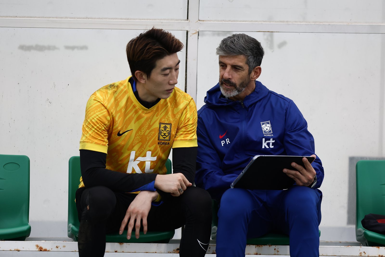 페드로 로마 대표팀 골키퍼코치(오른쪽)가 10월 고양종합운동장 보조경기장에서 열린 대표팀 훈련 도중 골키퍼 조현우에게 지시하고 있다. 사진제공|대한축구협회